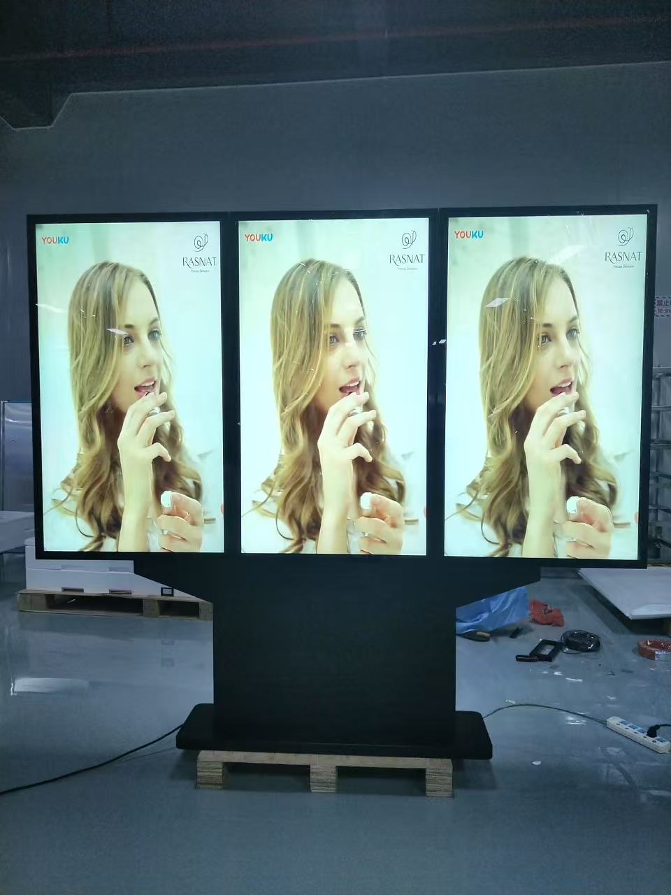 4K 49 55 65 75 tommer Triple Screen Outdoor Commercial Advertising Video Player IP66 Vandtæt